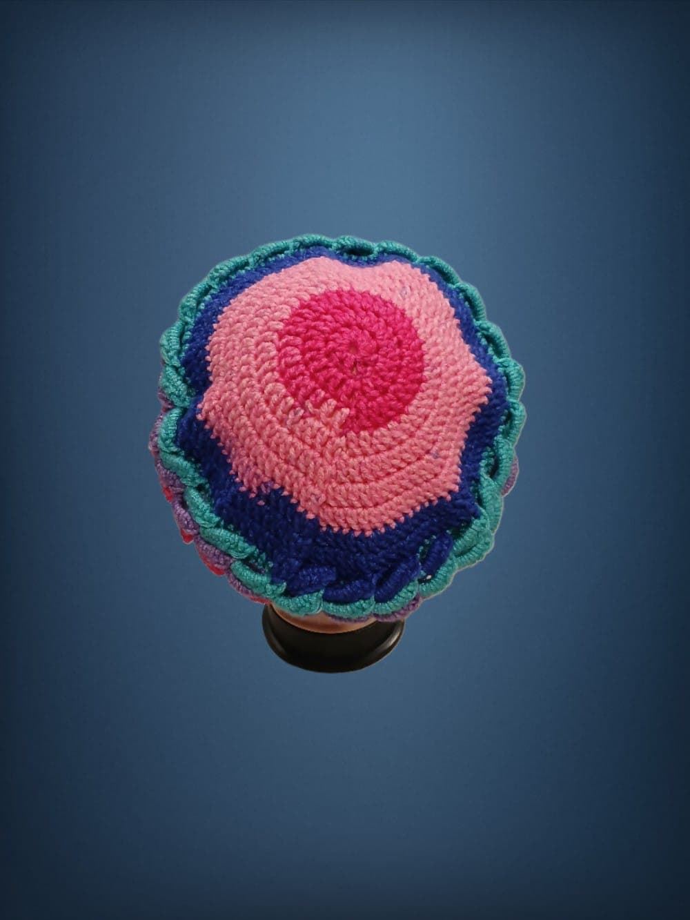 Gorro ondas tonos fucsia, rosa, azul hecho a mano a ganchillo - Imagen 2