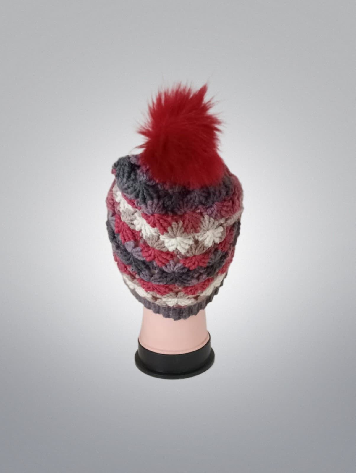 Gorro pompón tonos granate, gris hecho a mano a ganchillo. - Imagen 3