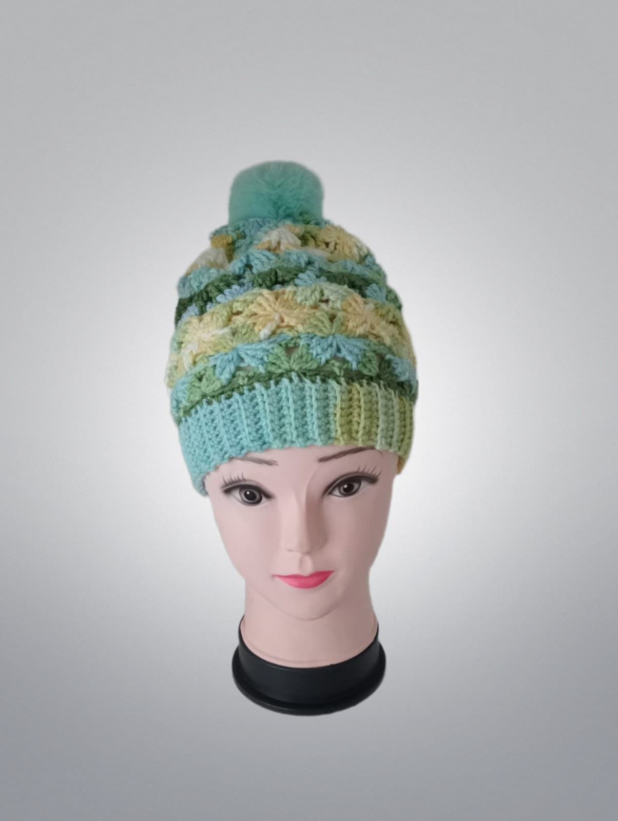 Gorro pompón tonos verde, amarillo, blanco hecho a mano a ganchillo. - Imagen 1