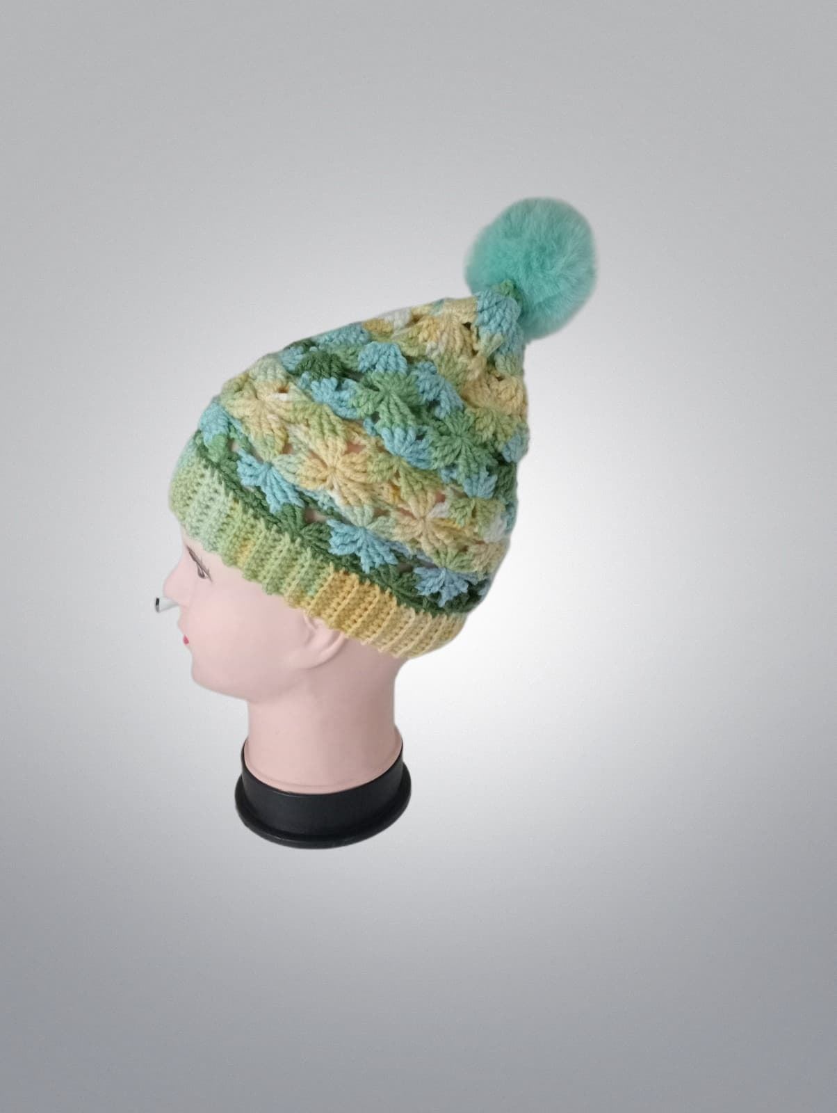 Gorro pompón tonos verde, amarillo, blanco hecho a mano a ganchillo. - Imagen 2