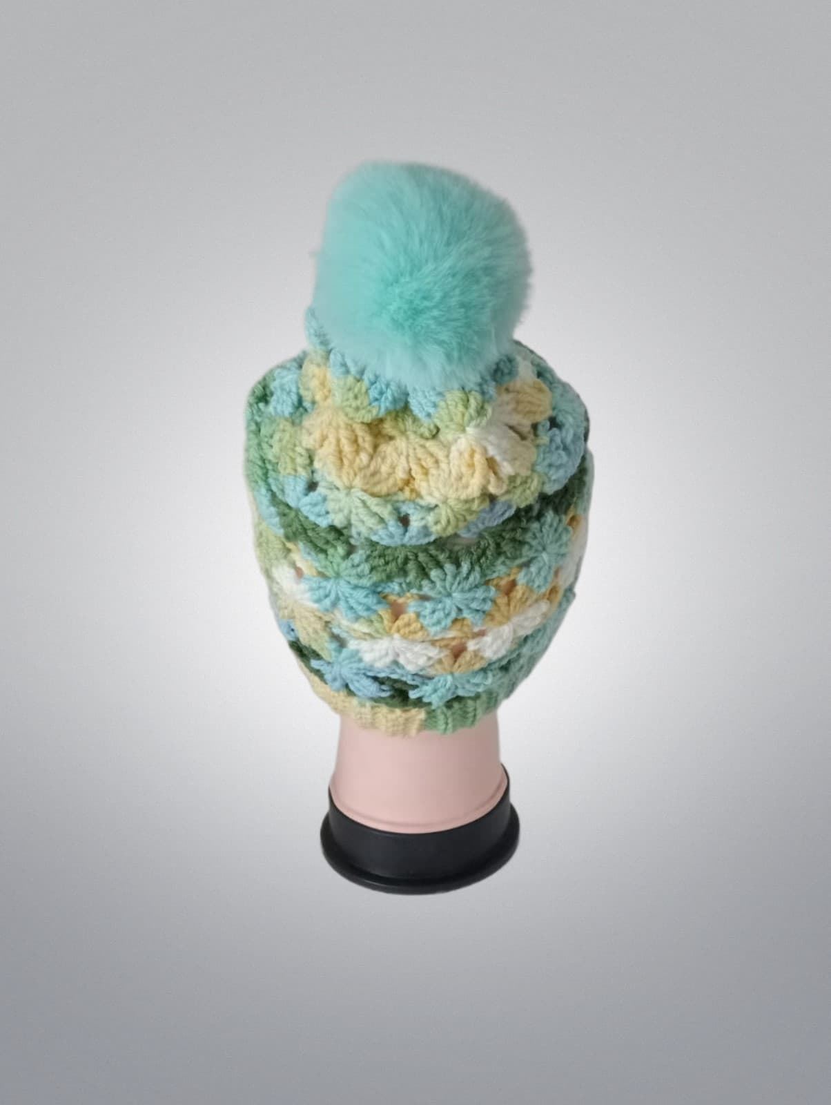 Gorro pompón tonos verde, amarillo, blanco hecho a mano a ganchillo. - Imagen 3