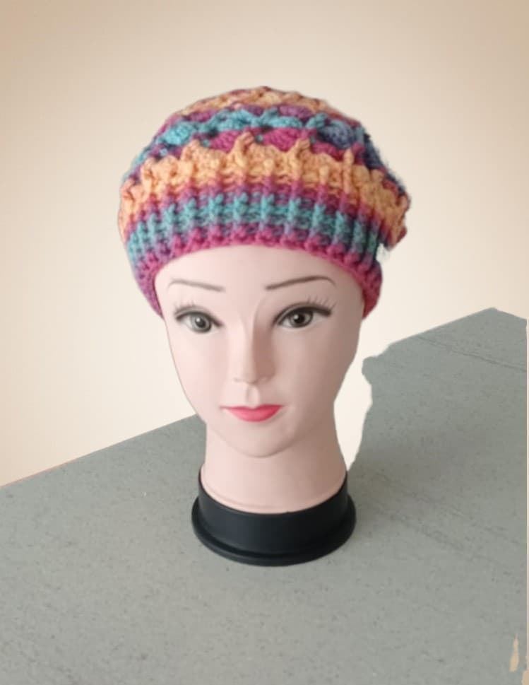 Gorro tipo boina espiral tonos amarillo, rosa, azul hecho a mano a ganchillo - Imagen 1