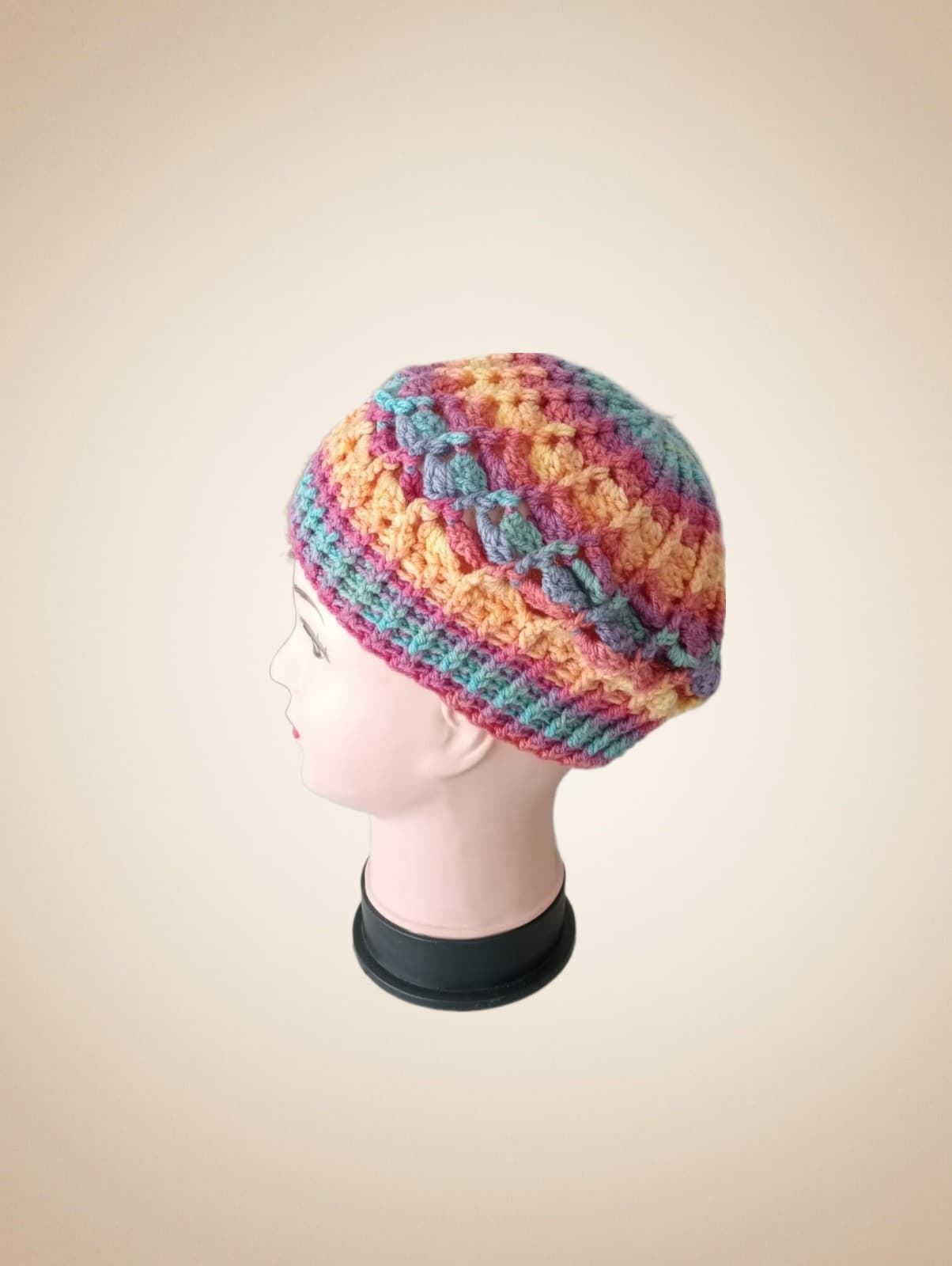 Gorro tipo boina espiral tonos amarillo, rosa, azul hecho a mano a ganchillo - Imagen 2