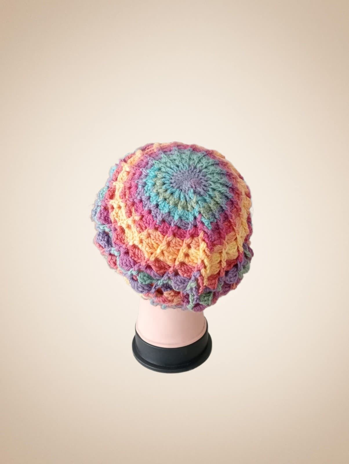 Gorro tipo boina espiral tonos amarillo, rosa, azul hecho a mano a ganchillo - Imagen 3