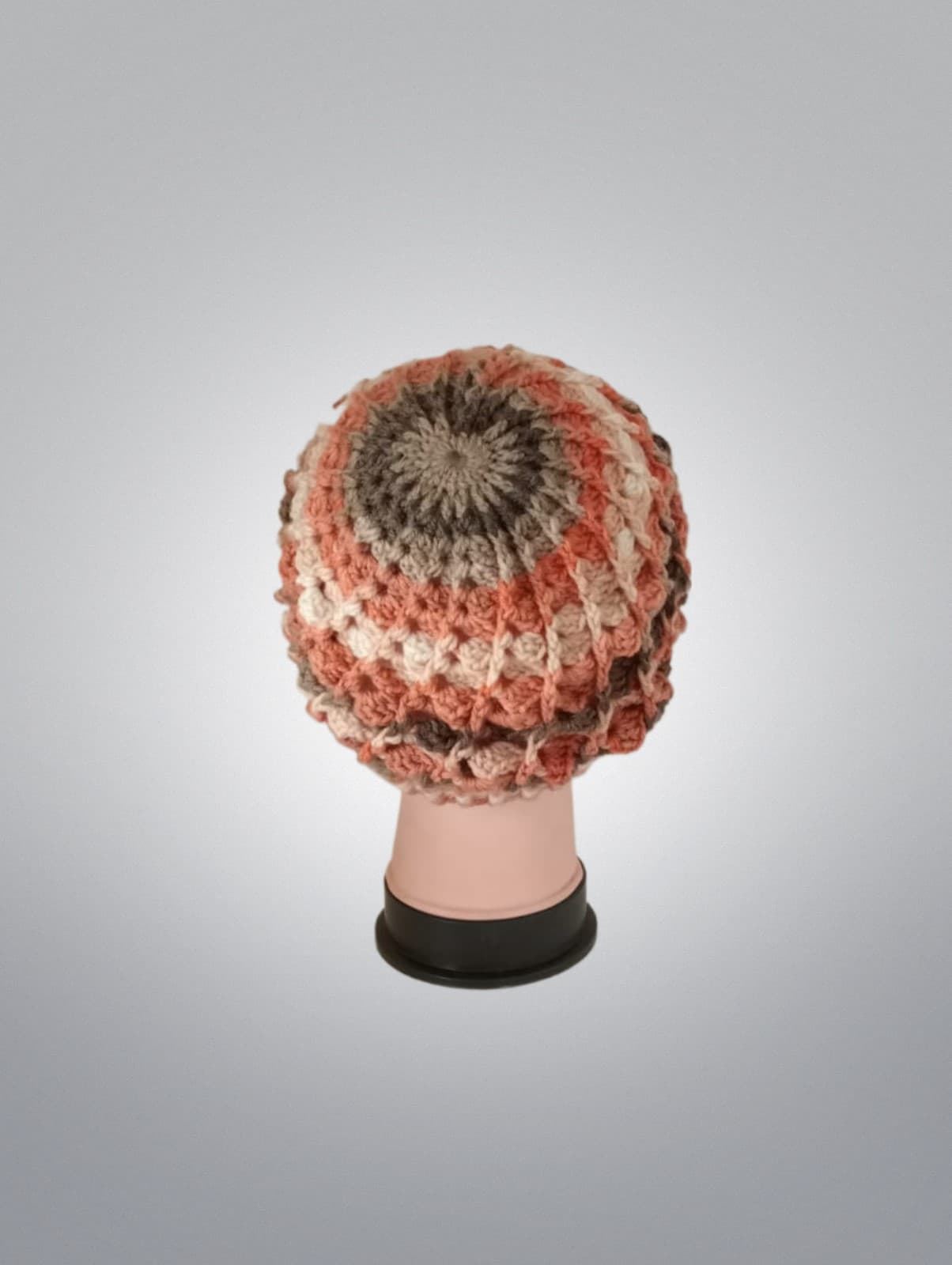 Gorro tipo boina espiral tonos beige, gris, blanco, marrón hecho a mano a ganchillo - Imagen 2