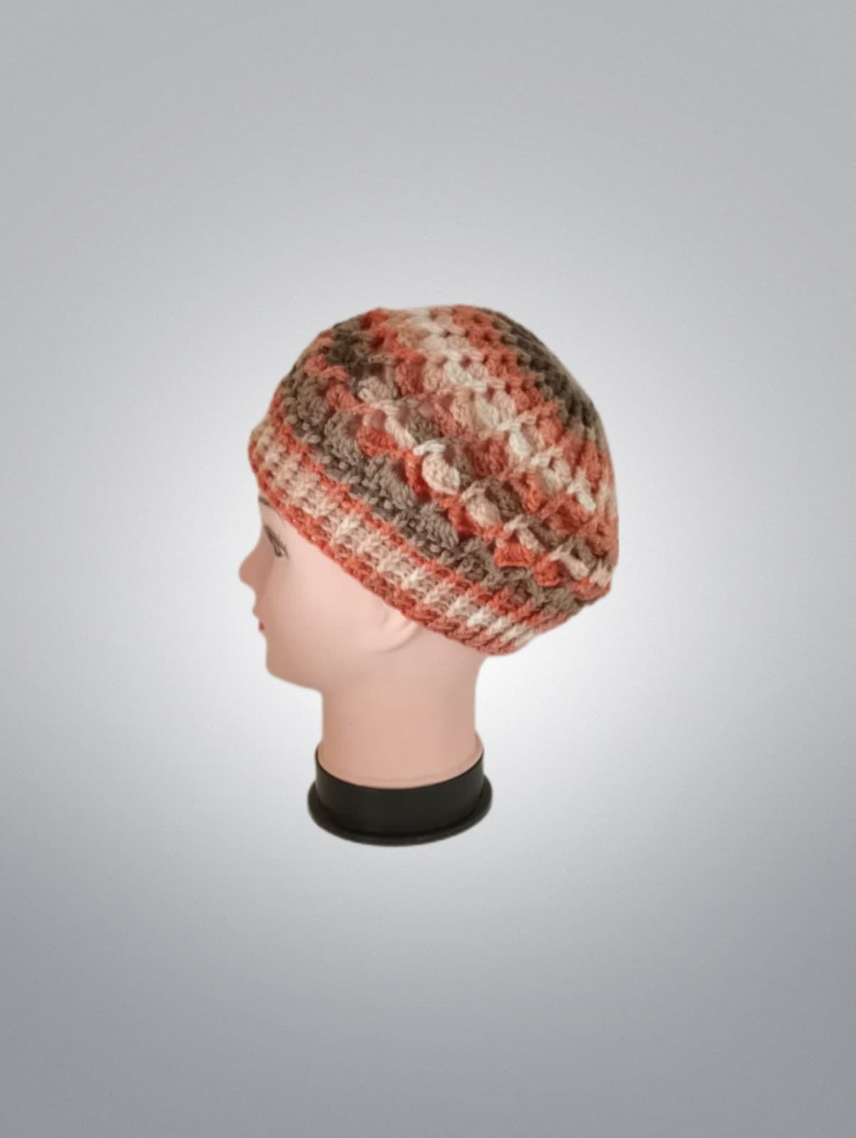 Gorro tipo boina espiral tonos beige, gris, blanco, marrón hecho a mano a ganchillo - Imagen 3