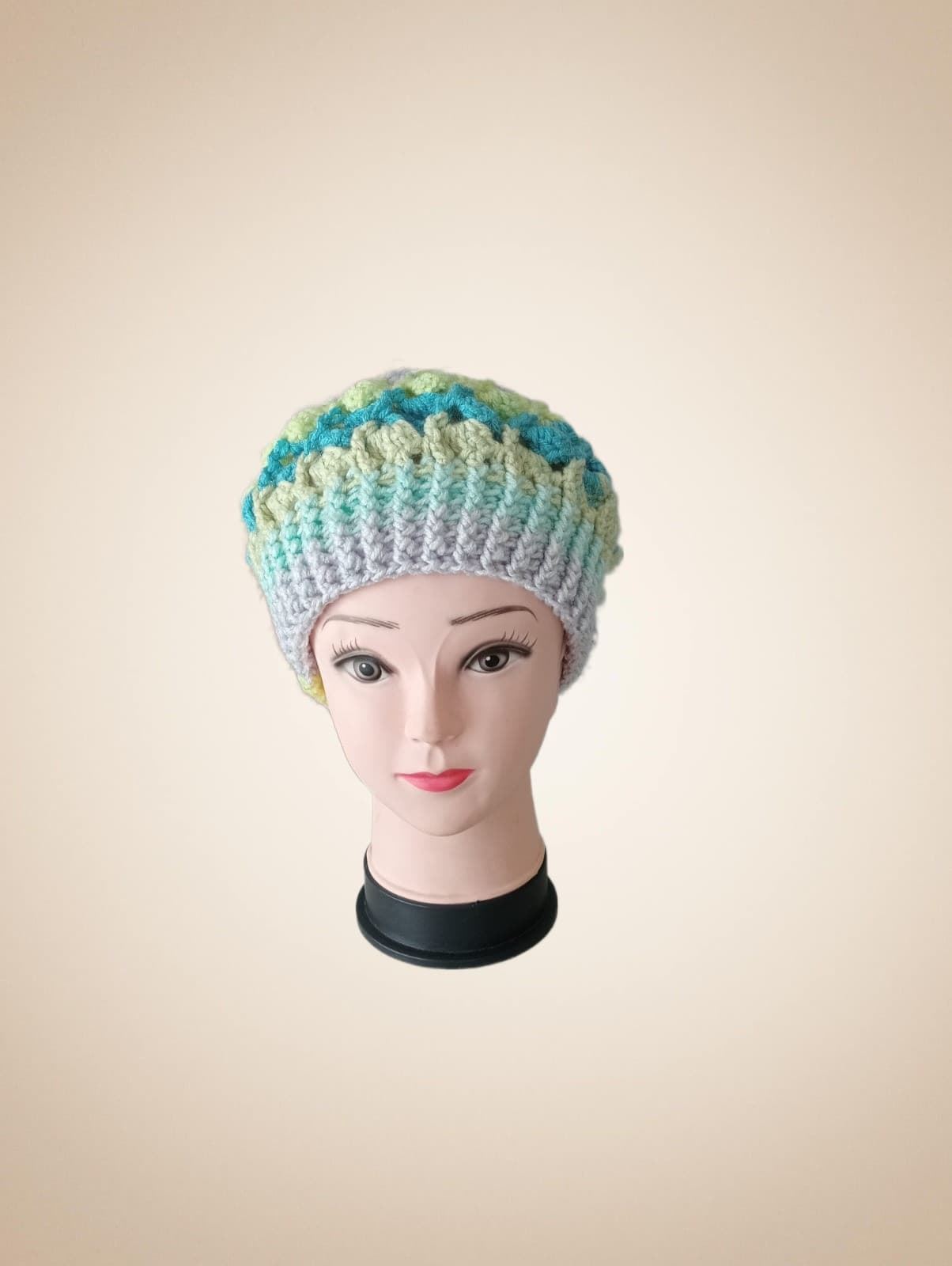 Gorro tipo boina espiral tonos verde y azul hecho a mano a ganchillo - Imagen 1