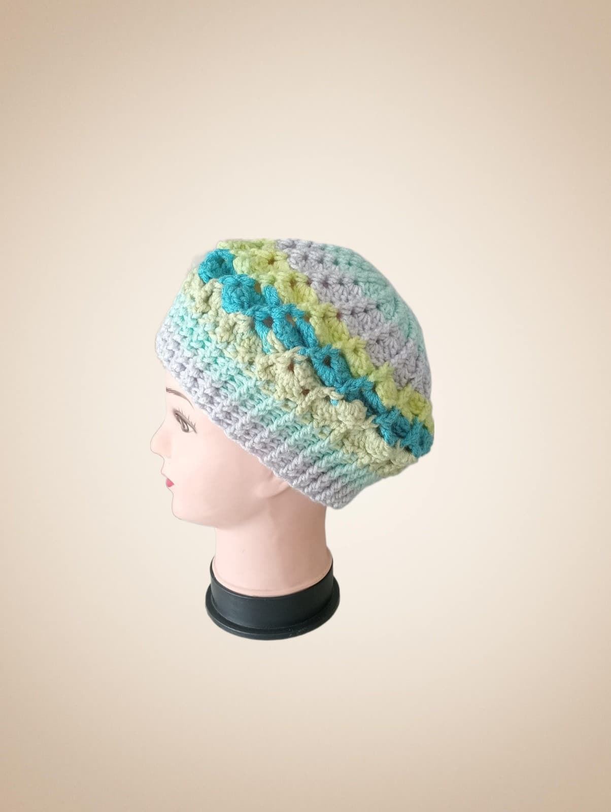 Gorro tipo boina espiral tonos verde y azul hecho a mano a ganchillo - Imagen 2