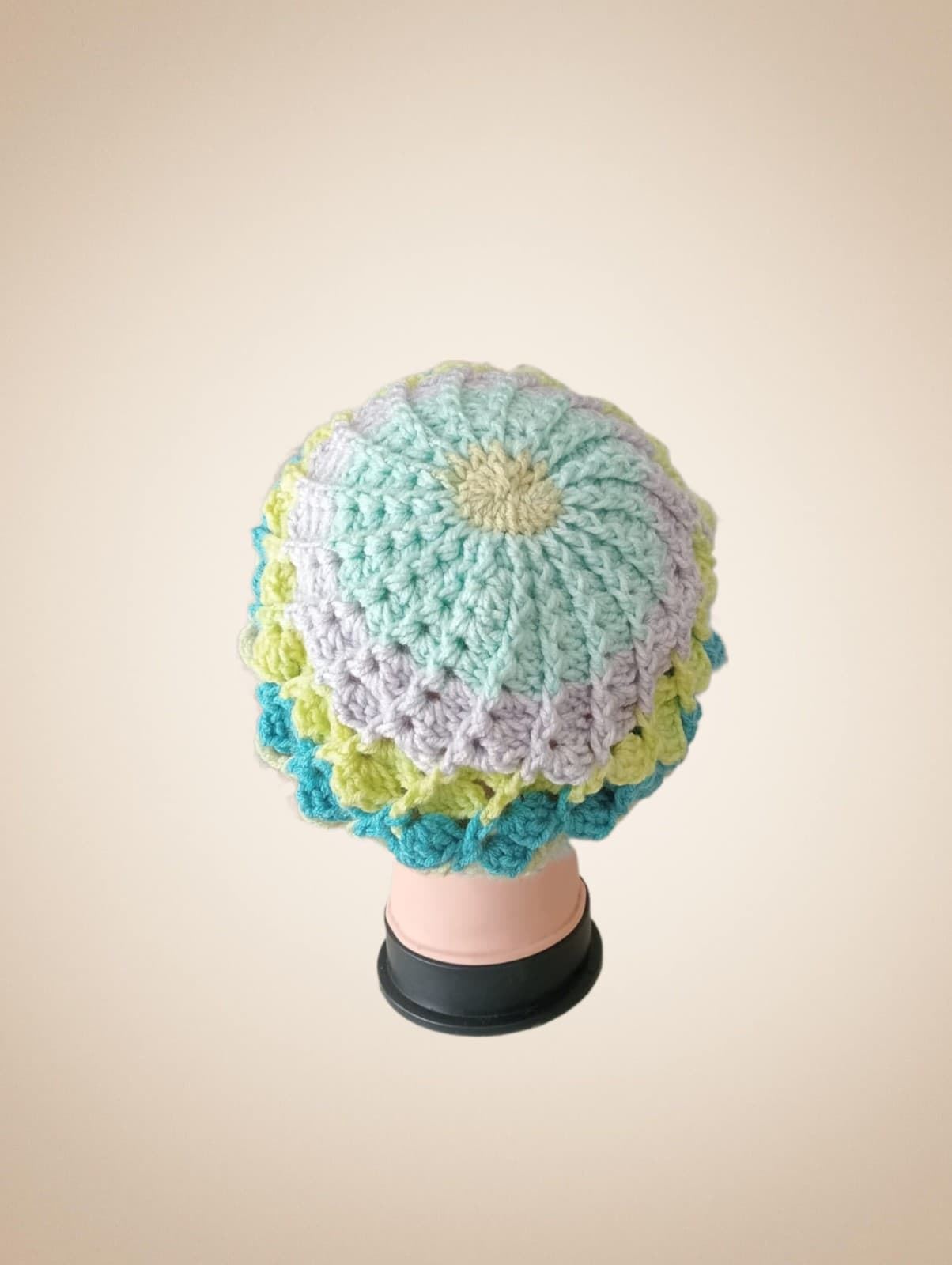 Gorro tipo boina espiral tonos verde y azul hecho a mano a ganchillo - Imagen 3