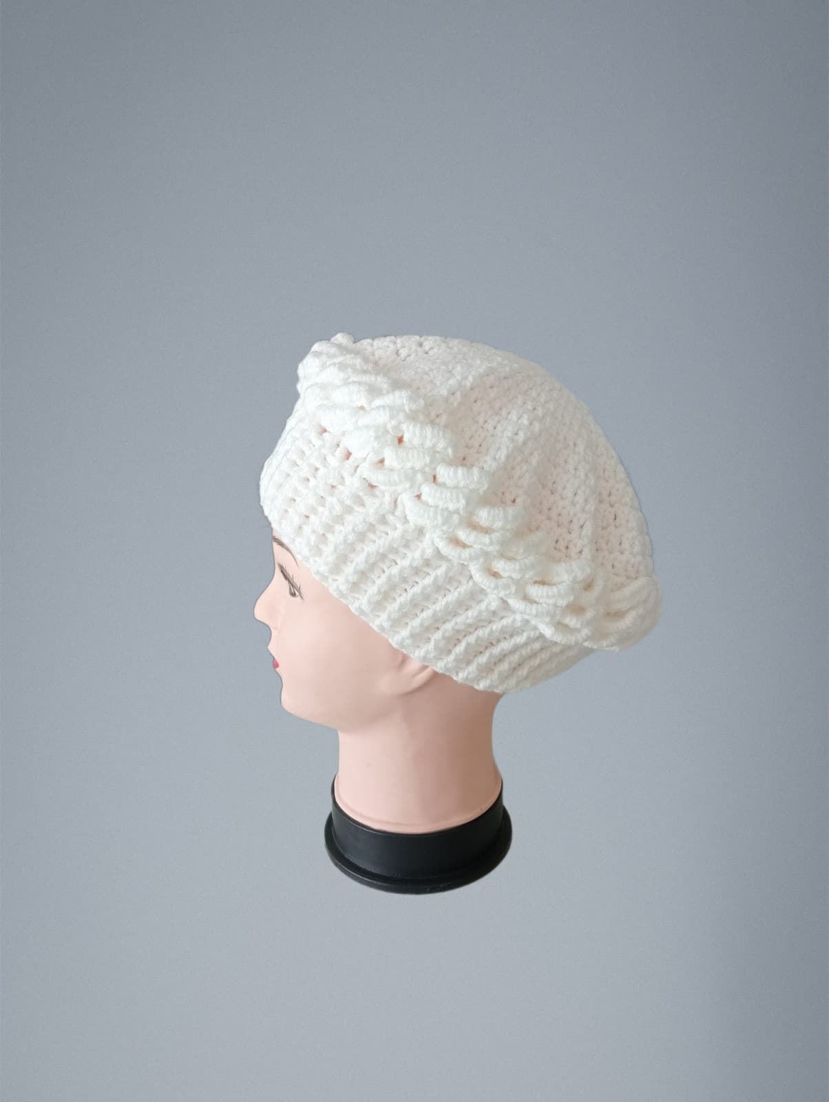 Gorro tipo boina hondas blanco hecho a mano a ganchillo. - Imagen 3