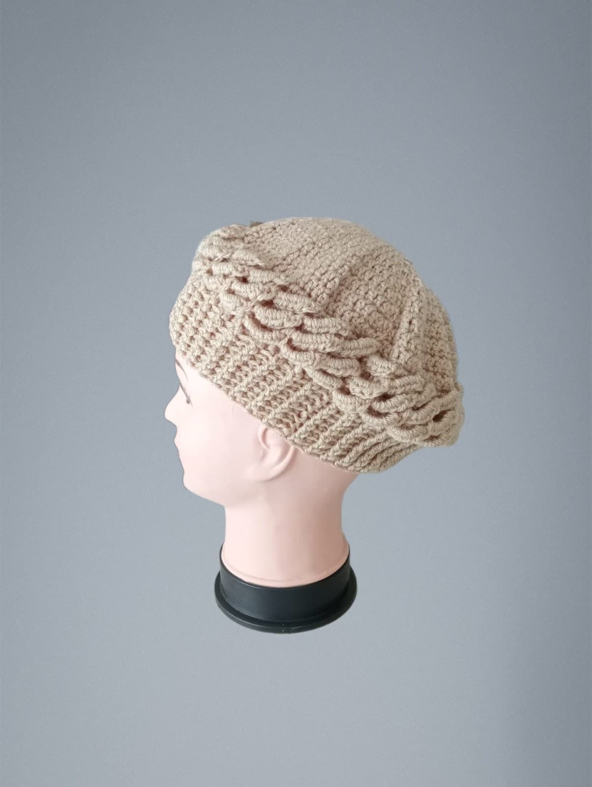 Gorro tipo boina hondas tono beige hecho a mano a ganchillo - Imagen 2