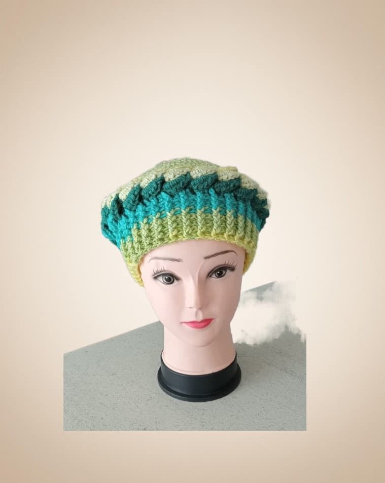 Gorro tipo boina hondas tono verde y amarillo hecho a mano a ganchillo - Imagen 1