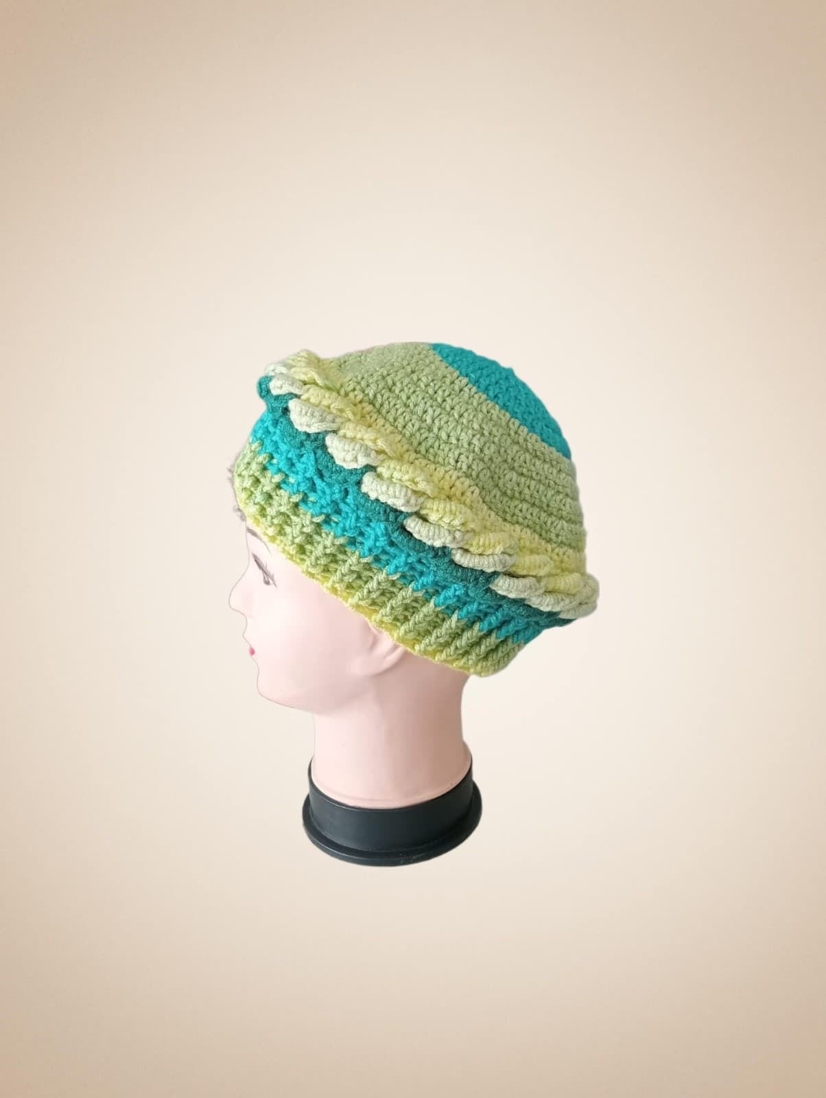 Gorro tipo boina hondas tono verde y amarillo hecho a mano a ganchillo - Imagen 3