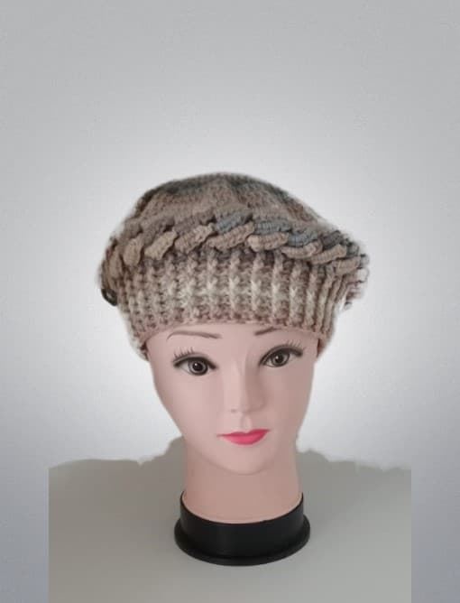 Gorro tipo boina hondas tonos gris beige hecho a mano a ganchillo. - Imagen 1