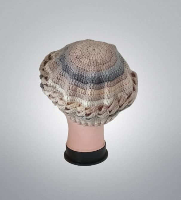 Gorro tipo boina hondas tonos gris beige hecho a mano a ganchillo. - Imagen 2