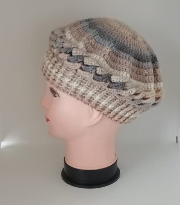 Gorro tipo boina hondas tonos gris beige hecho a mano a ganchillo. - Imagen 3