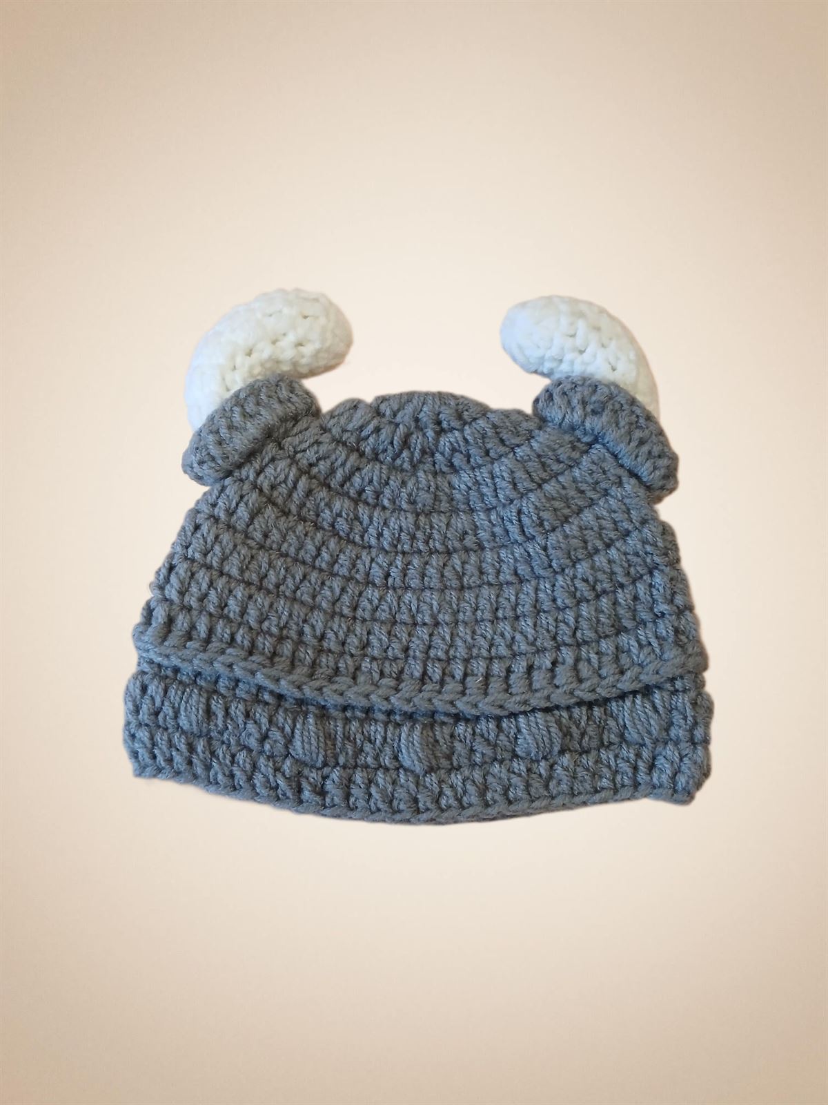 Gorro vikingo hecho a mano a ganchillo. - Imagen 1