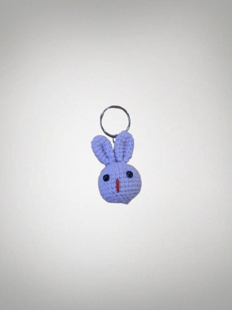 Llavero conejo lila amigurumi hecho a mano a ganchillo. - Imagen 1