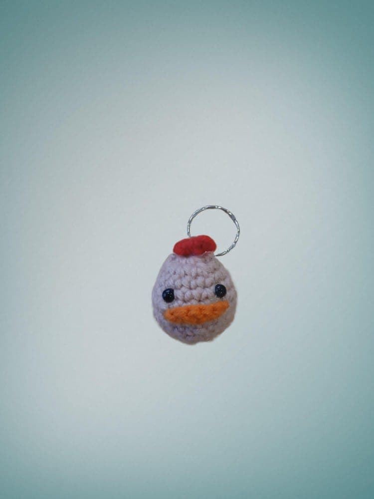 Llavero pato rosa amigurumi hecho a mano a ganchillo. - Imagen 1