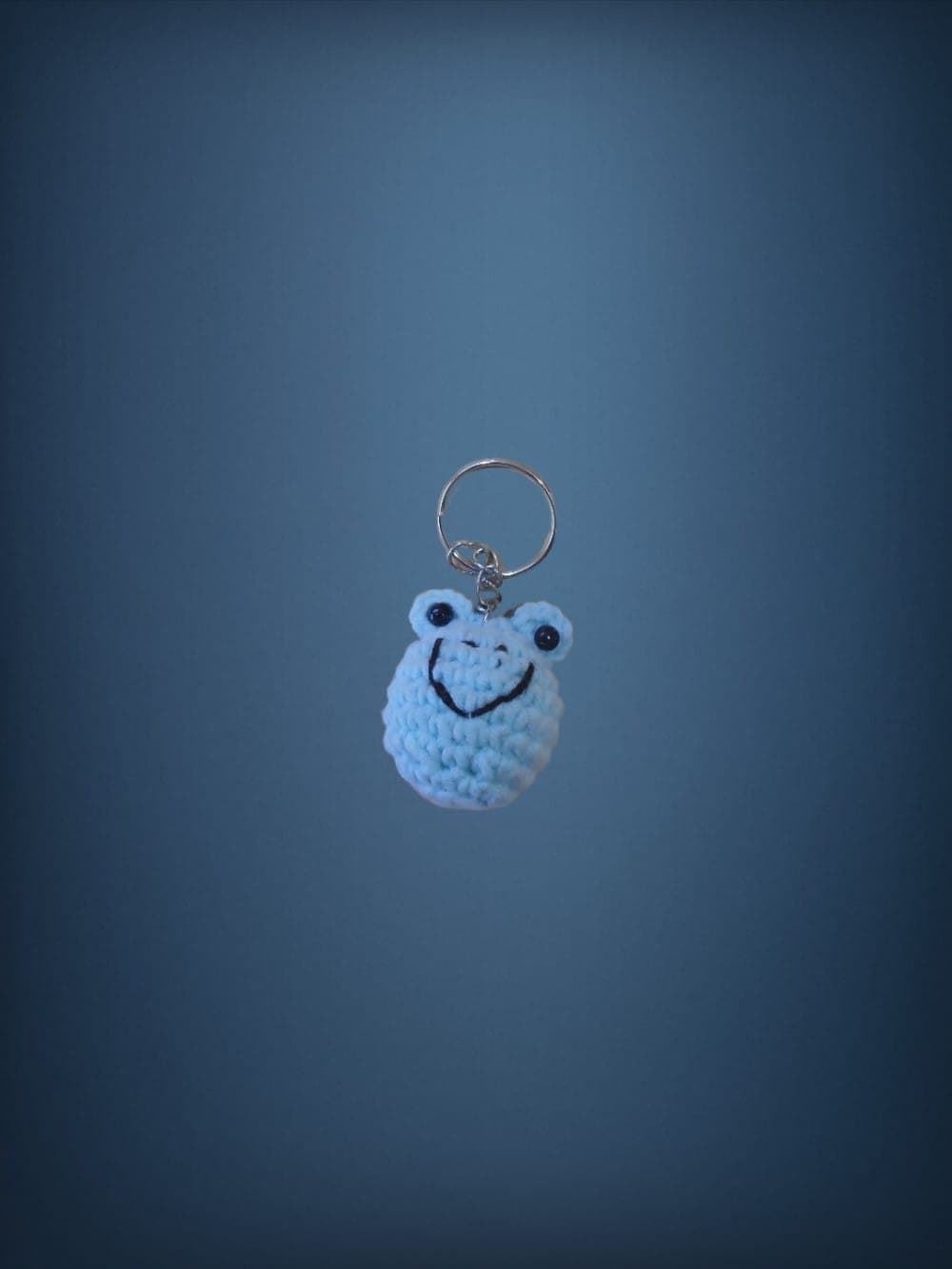 Llavero rana amigurumi hecho a mano a ganchillo. - Imagen 1