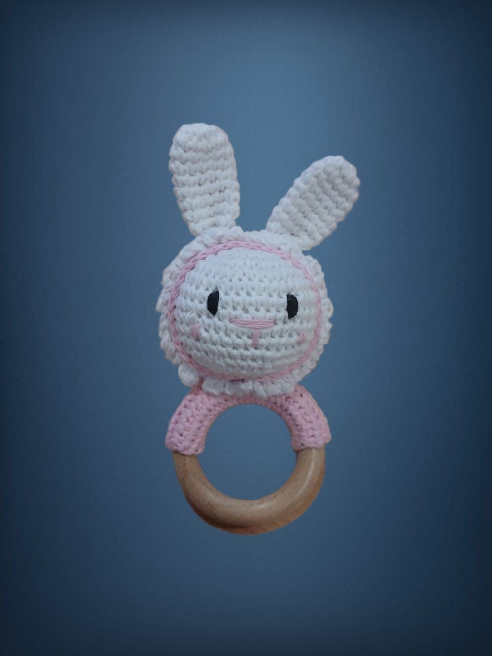 Mordedor sonajero conejo blanco rosa hecho a mano a ganchillo (amigurumi) - Imagen 1