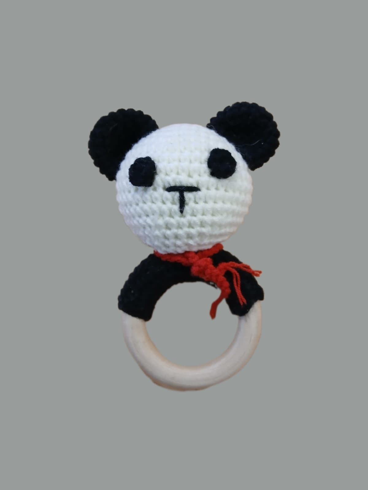 Mordedor sonajero oso panda hecho a mano a ganchillo (amigurumi). - Imagen 1