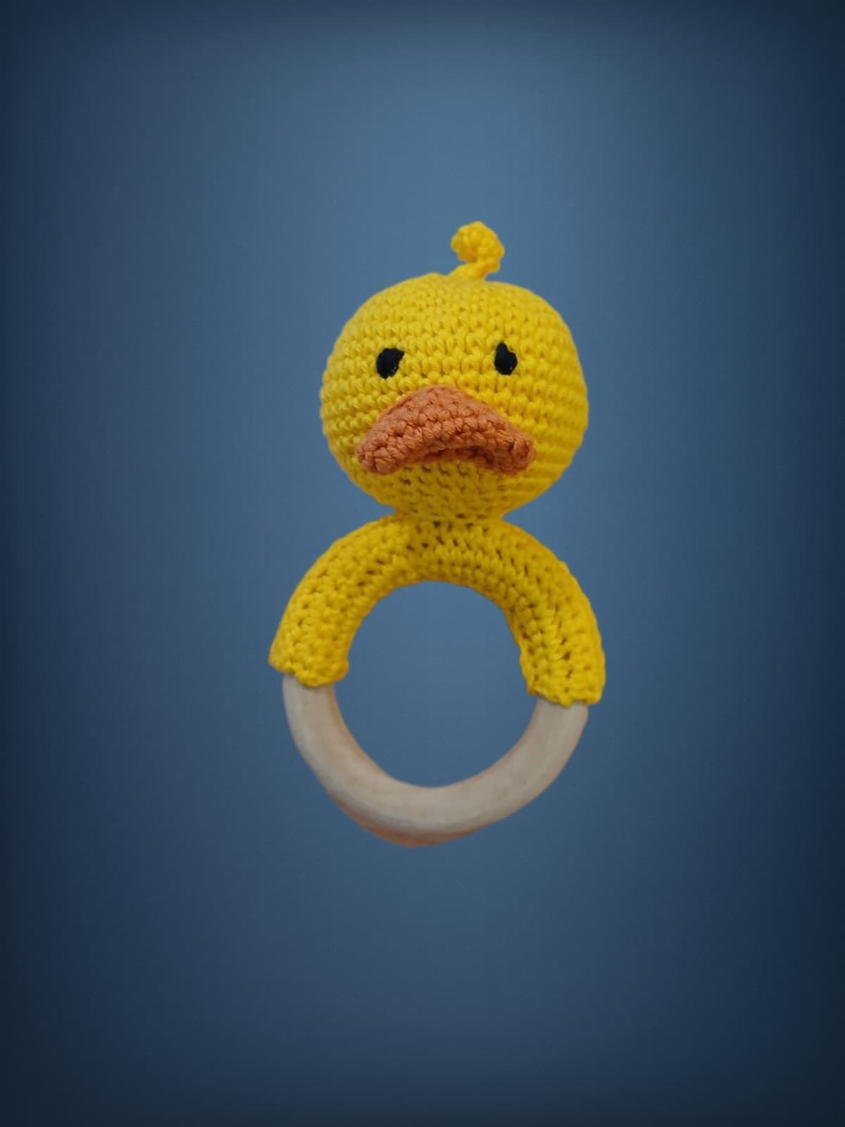 Mordedor sonajero pato amarillo hecho a mano a ganchillo (amigurumi). - Imagen 1