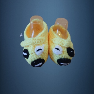 Patuco zapato coche amarillo hecho a mano a ganchillo. - Imagen 1