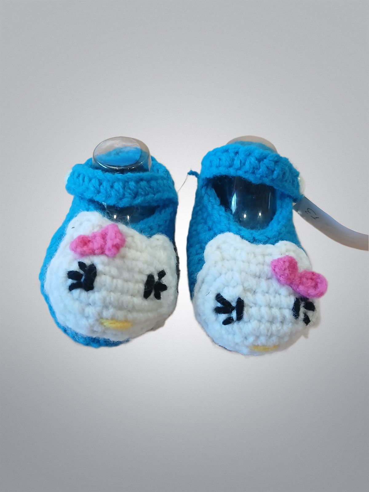 Patuco zapato hello kitty azul hecho a mano a ganchillo. - Imagen 1