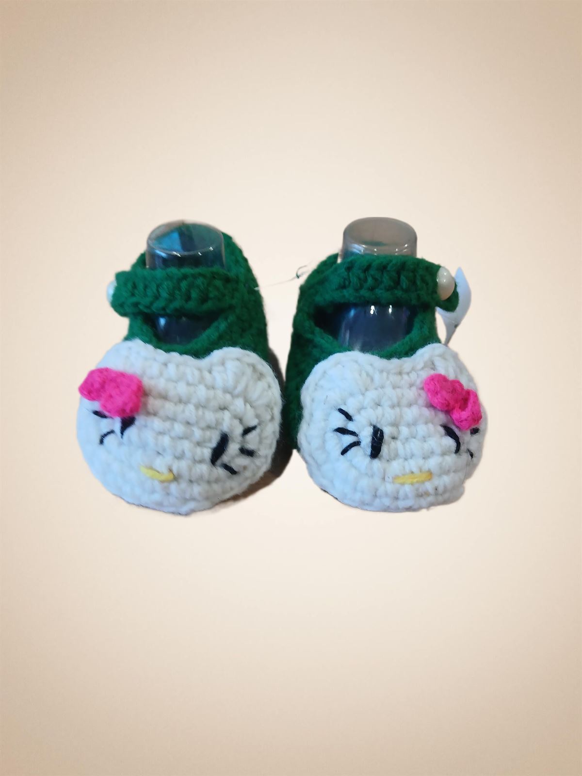 Patuco zapato hello kitty verdes hecho a mano a ganchillo. - Imagen 1