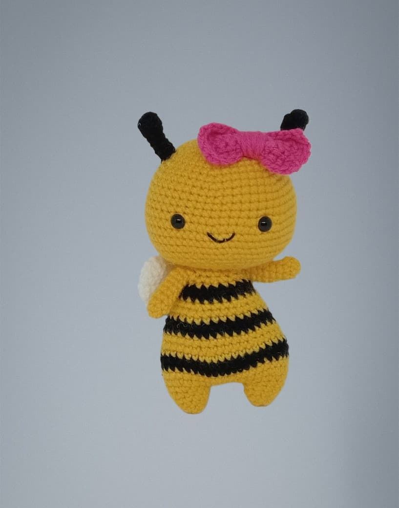 Peluche abeja hecho a mano a ganchillo (amigurumi). - Imagen 1