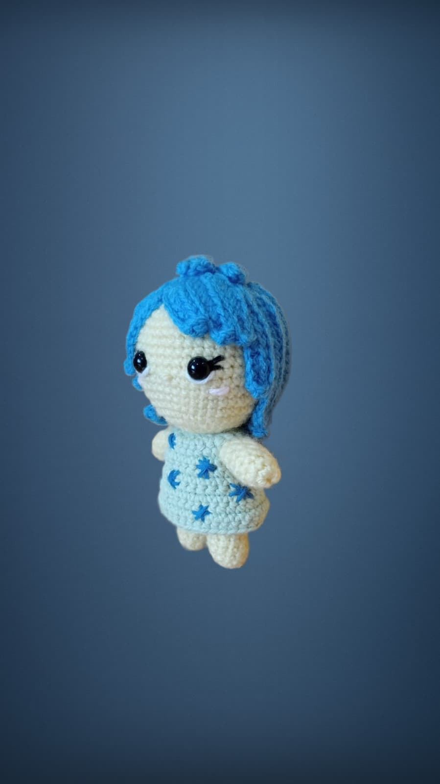 Peluche alegría inside out del revés emociones hecha a mano a ganchillo (amigurumi). - Imagen 2