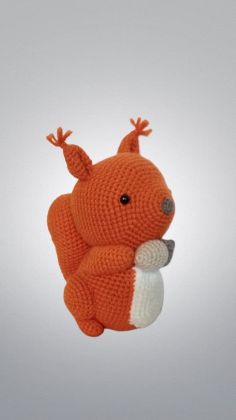 Peluche ardilla hecho a mano a ganchillo (amigurumi). - Imagen 3