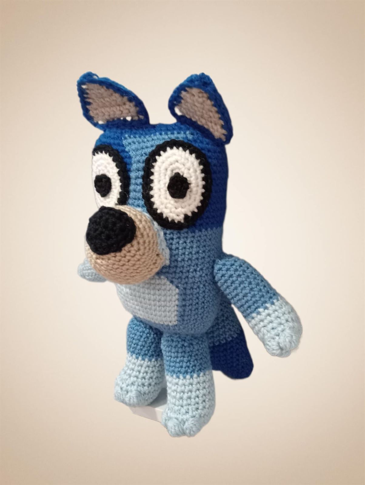 Peluche bluey hecho a mano a ganchillo (amigurumi). - Imagen 3