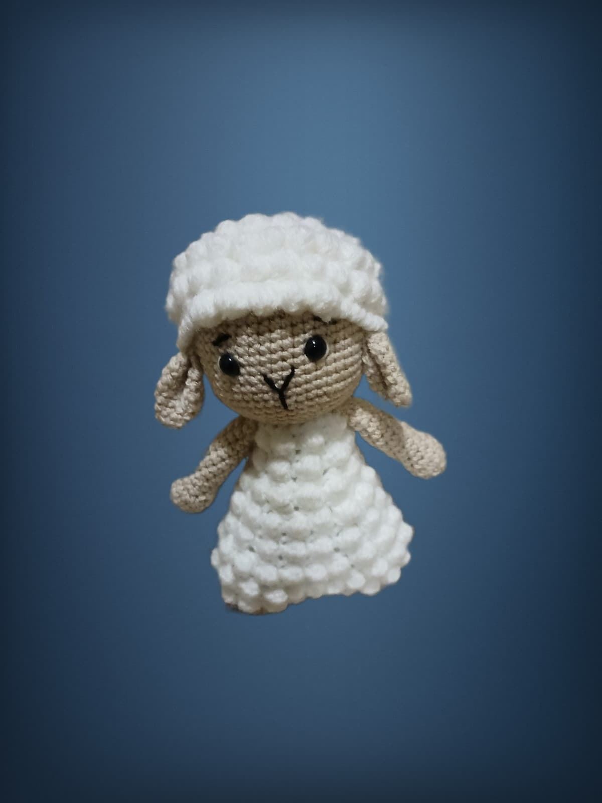 Peluche borrego oveja navideña hecha a mano a ganchillo (amigurumi). - Imagen 1