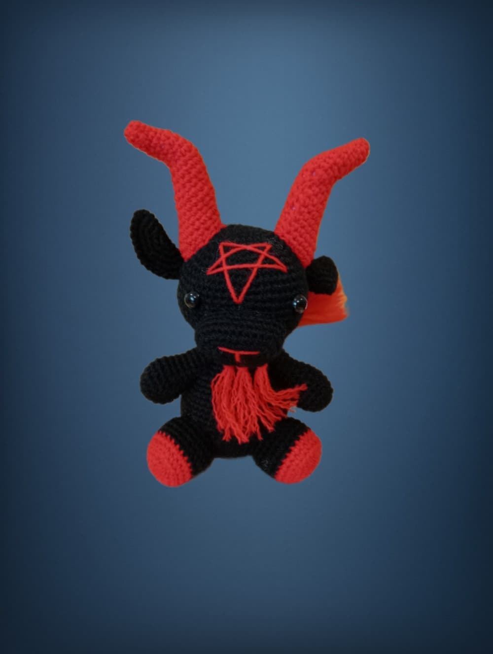 Peluche cabra satánica negra Baphomet hecho a mano a ganchillo (amigurumi). - Imagen 1