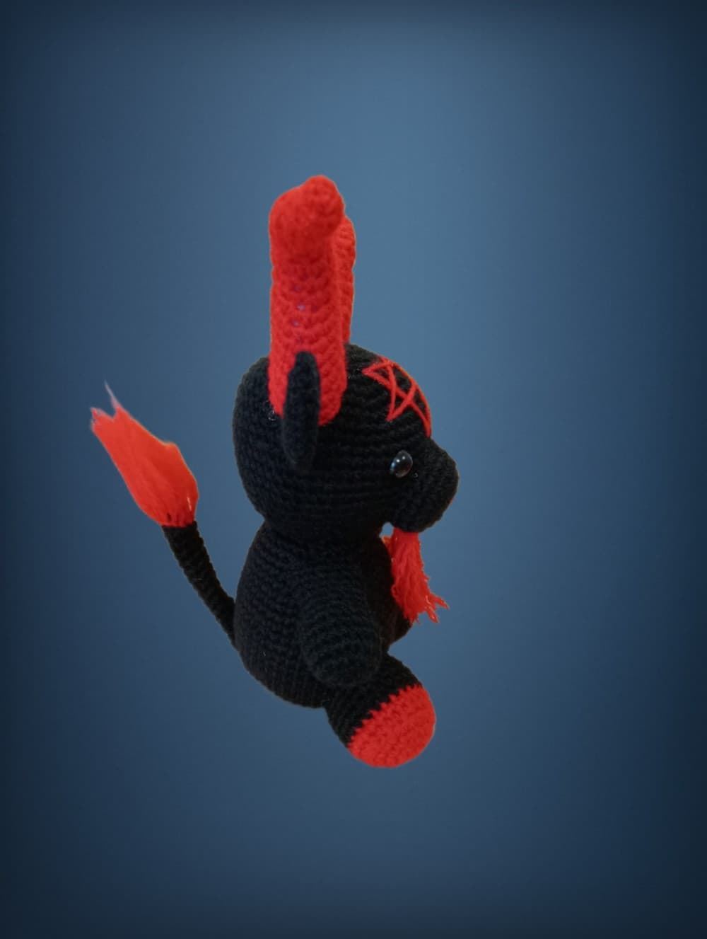 Peluche cabra satánica negra Baphomet hecho a mano a ganchillo (amigurumi). - Imagen 3