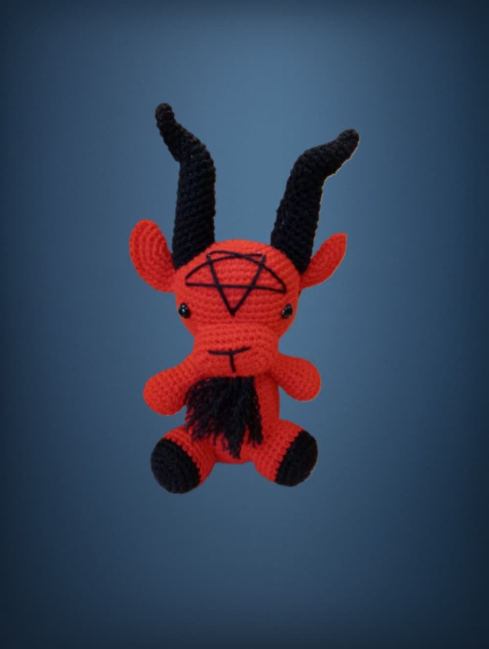 Peluche cabra satánica roja Baphomet hecho a mano a ganchillo (amigurumi). - Imagen 1