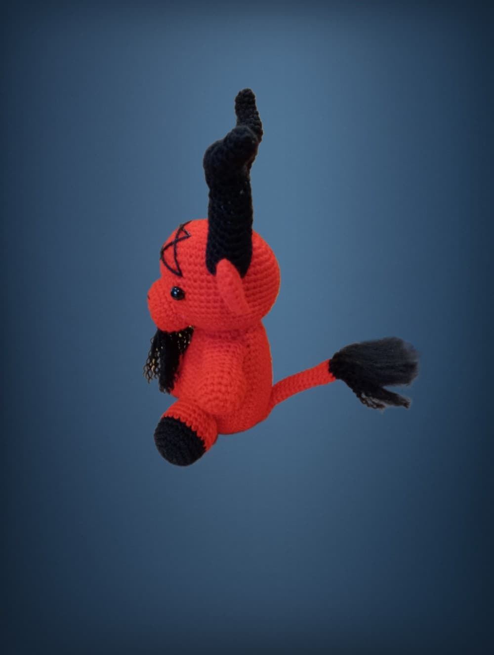 Peluche cabra satánica roja Baphomet hecho a mano a ganchillo (amigurumi). - Imagen 2