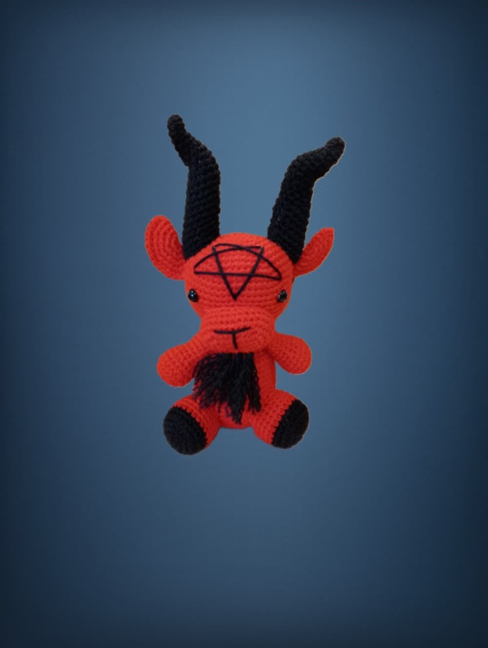 Peluche cabra satánica roja Baphomet hecho a mano a ganchillo (amigurumi). - Imagen 4