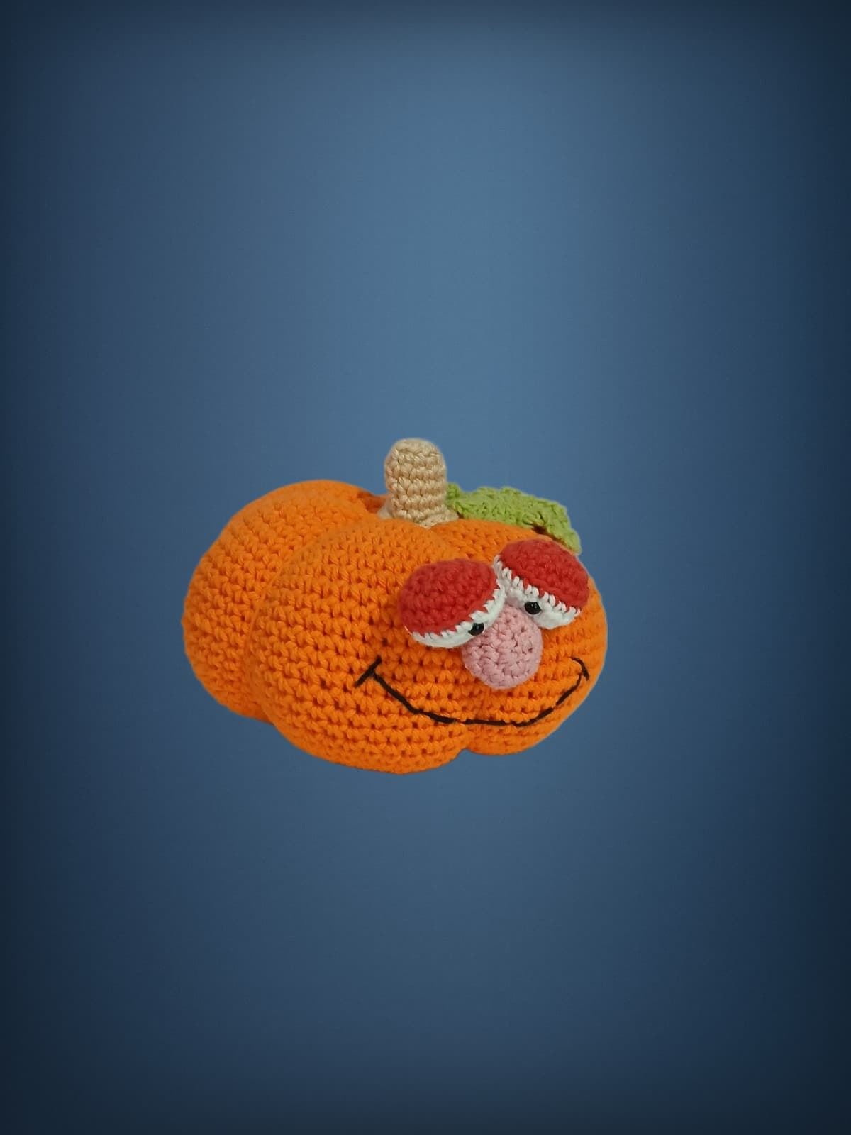 Peluche calabaza hecha a mano a ganchillo (amigurumi). - Imagen 3