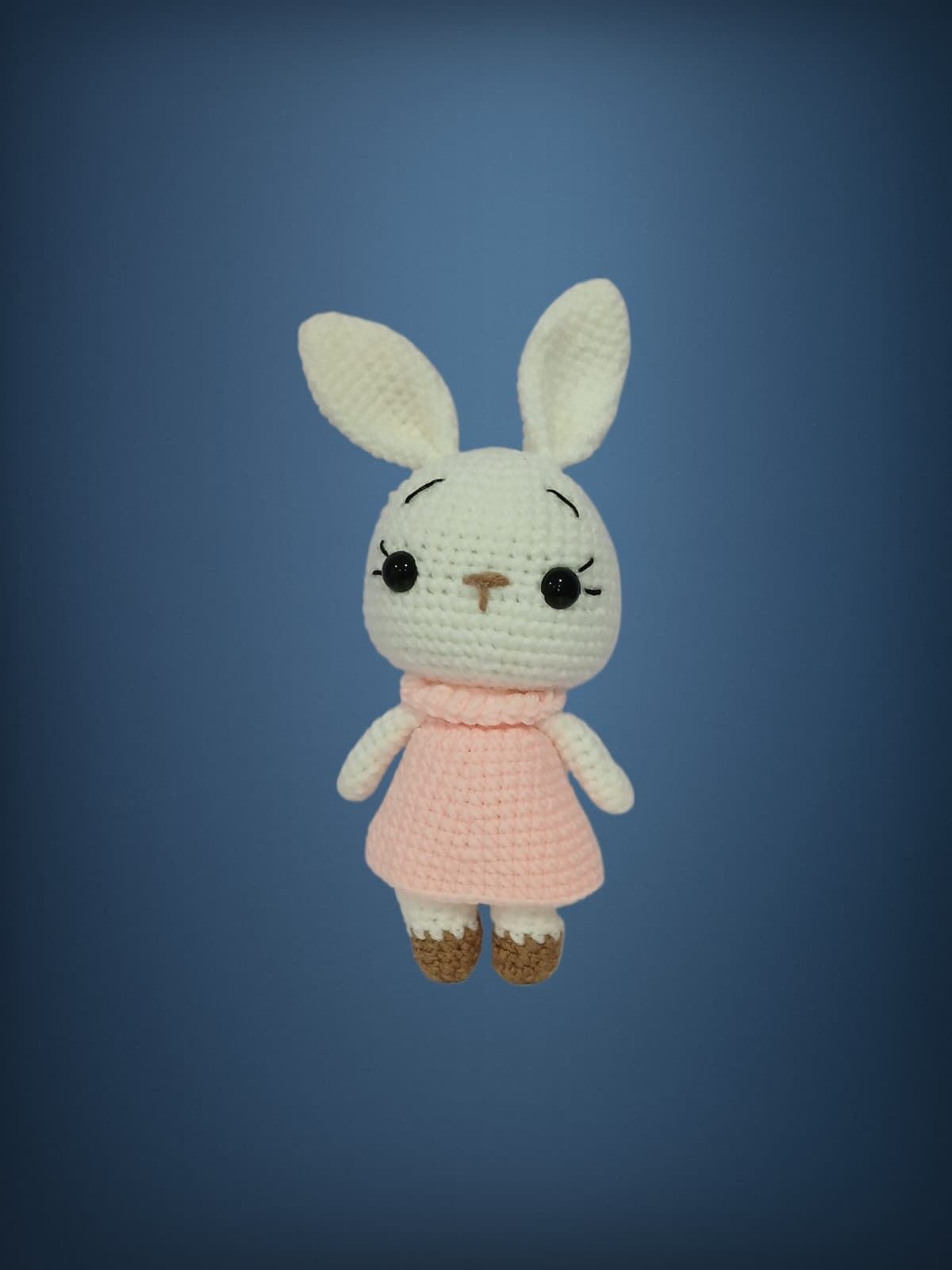 Peluche conejo blanco con vestido hecha a mano a ganchillo (amigurumi). - Imagen 1