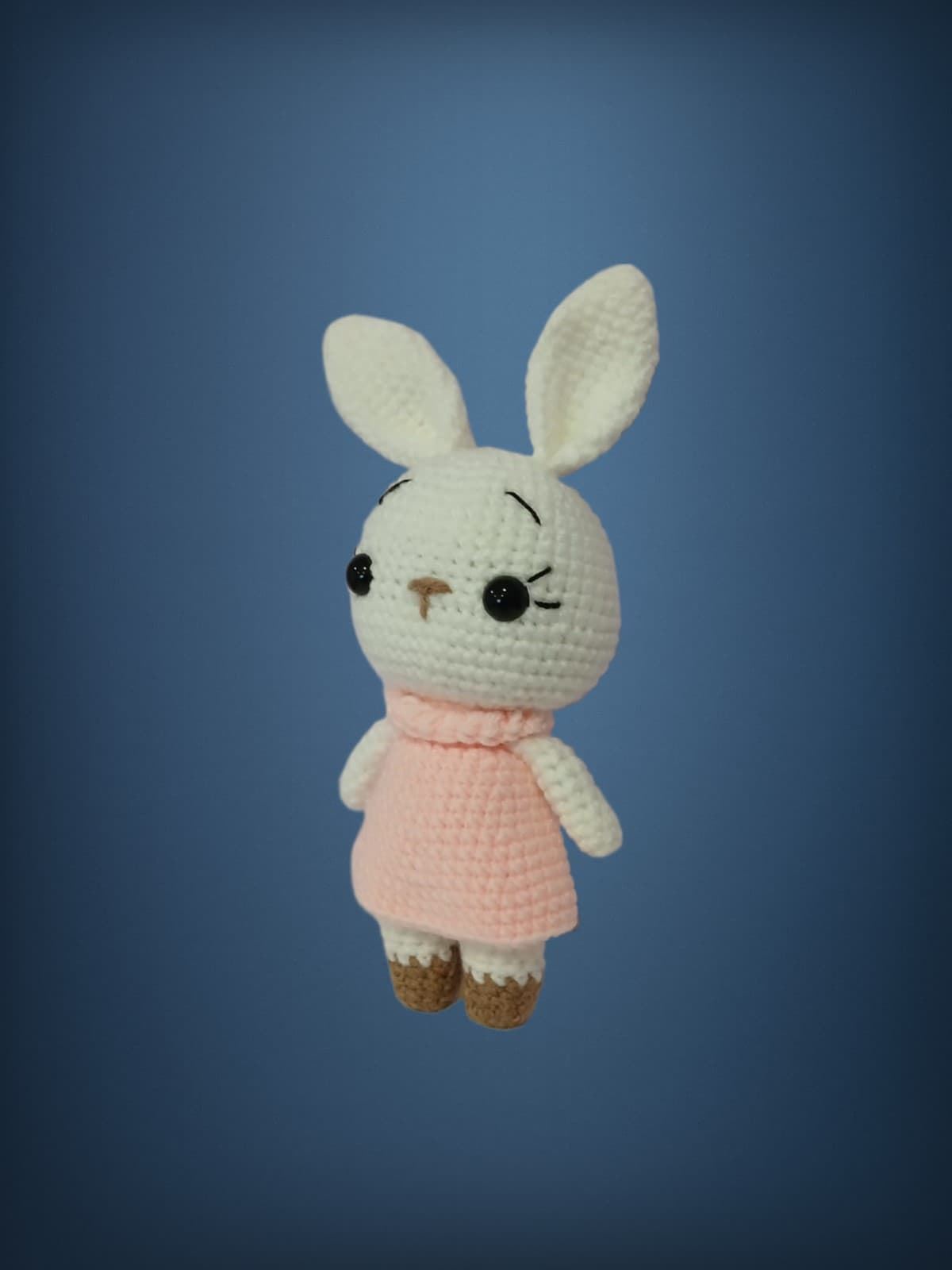 Peluche conejo blanco con vestido hecha a mano a ganchillo (amigurumi). - Imagen 2