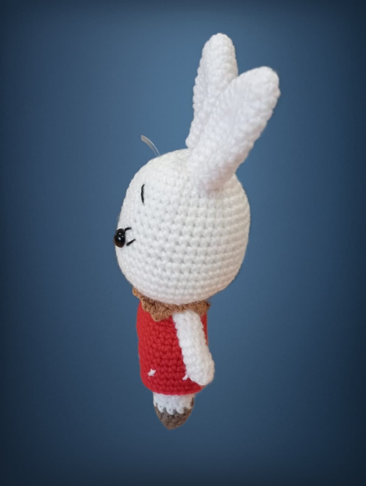 Peluche conejo con vestido hecho a mano a ganchillo (amigurumi). - Imagen 2