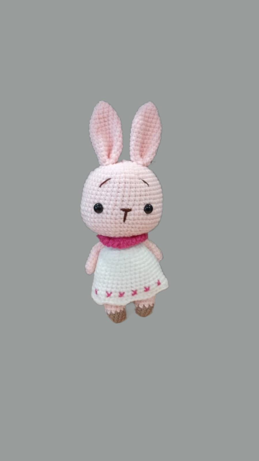 Peluche conejo con vestido hecho a mano a ganchillo (amigurumi). - Imagen 1