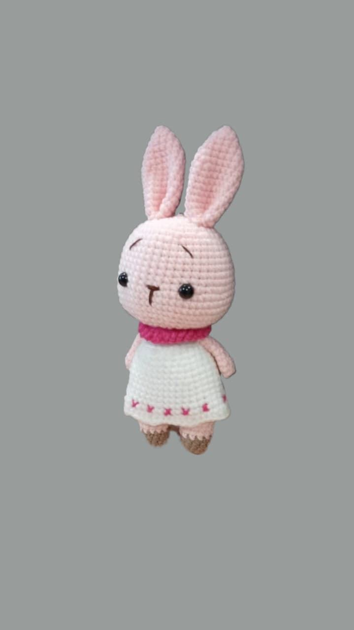 Peluche conejo con vestido hecho a mano a ganchillo (amigurumi). - Imagen 2