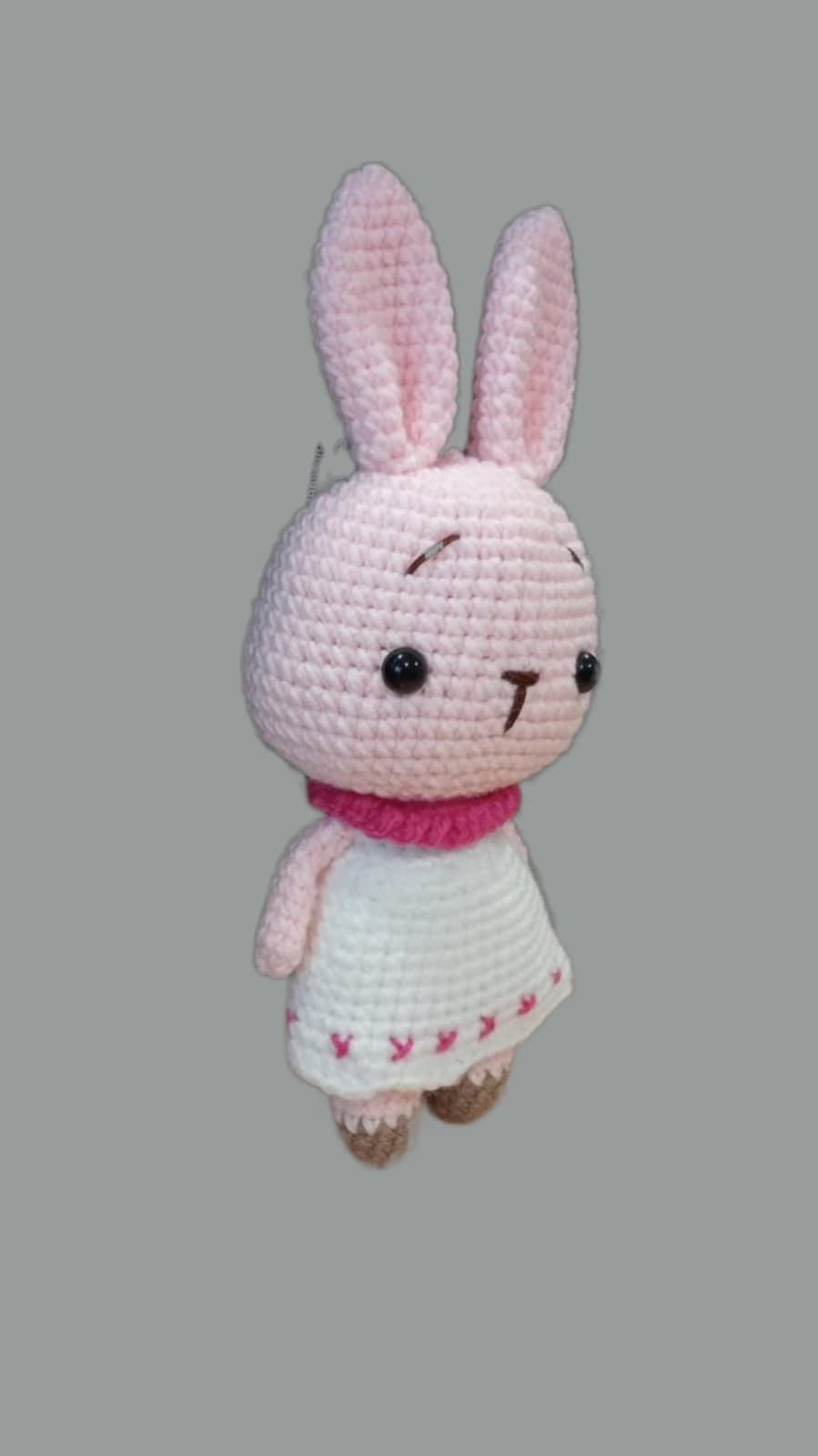 Peluche conejo con vestido hecho a mano a ganchillo (amigurumi). - Imagen 3