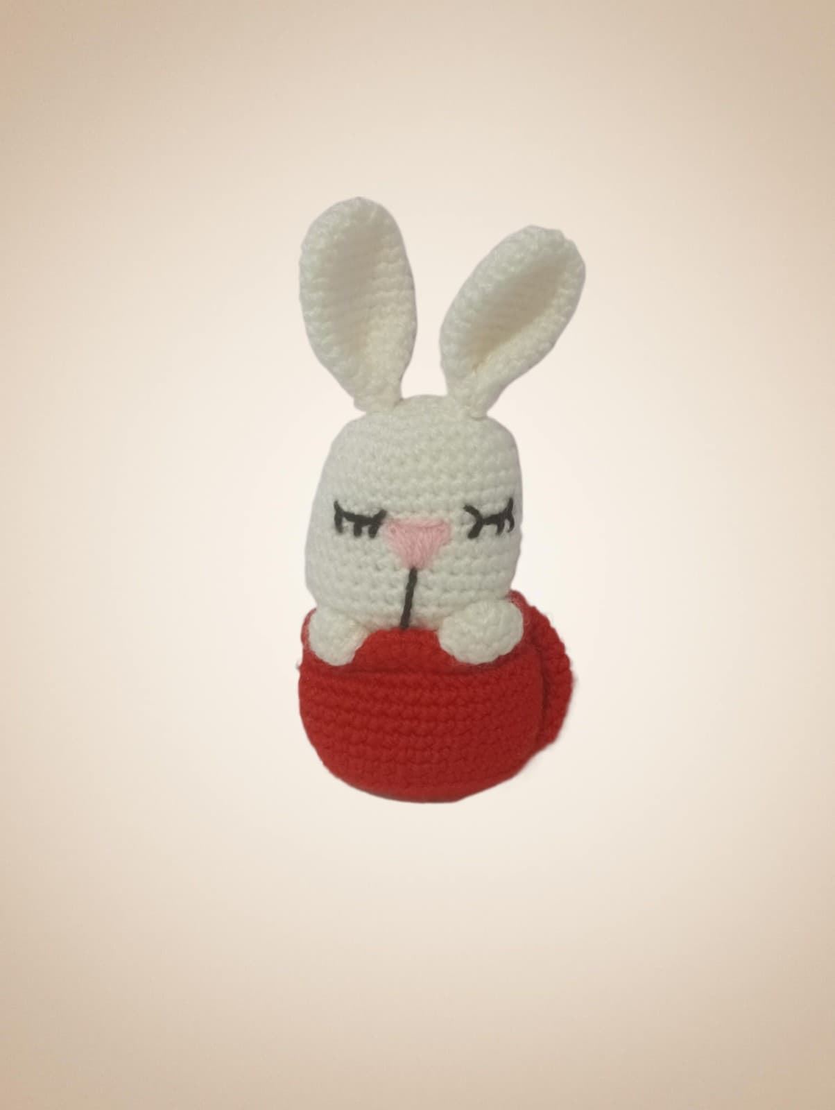 Peluche conejo en taza hecho a mano a ganchillo (amigurumi). - Imagen 1