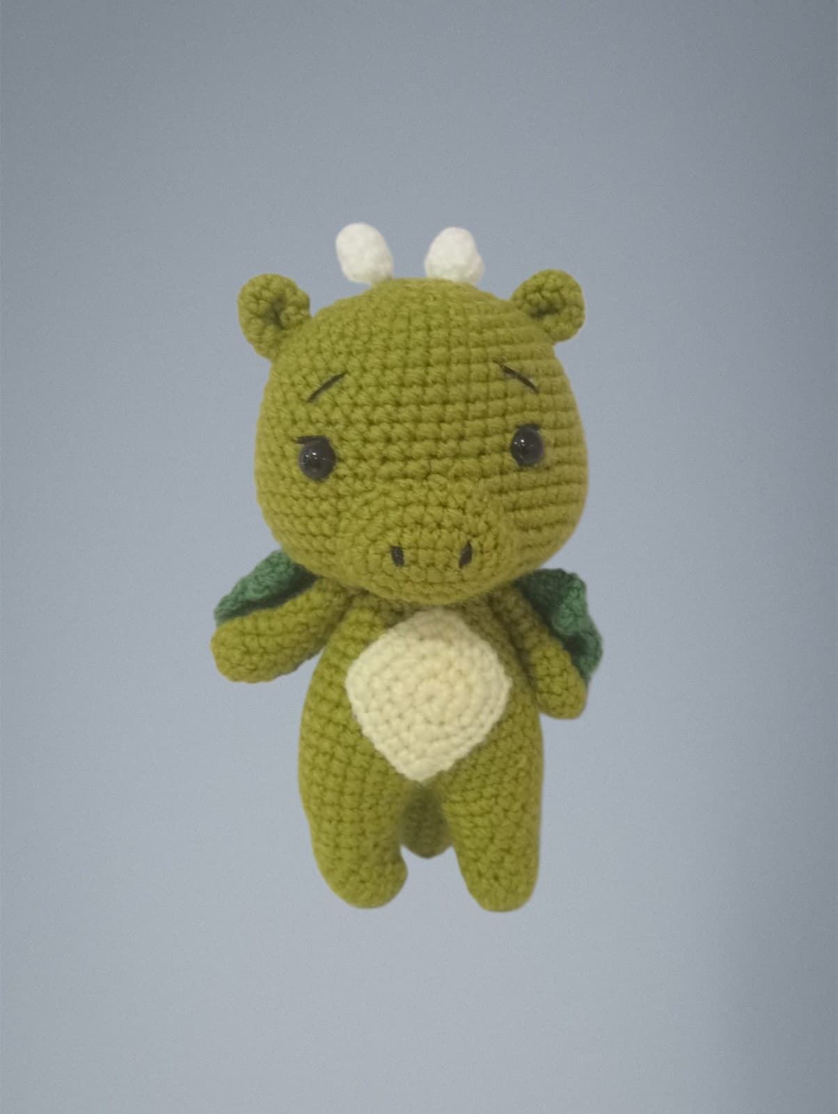 Peluche dragón hecho a mano a ganchillo (amigurumi). - Imagen 1