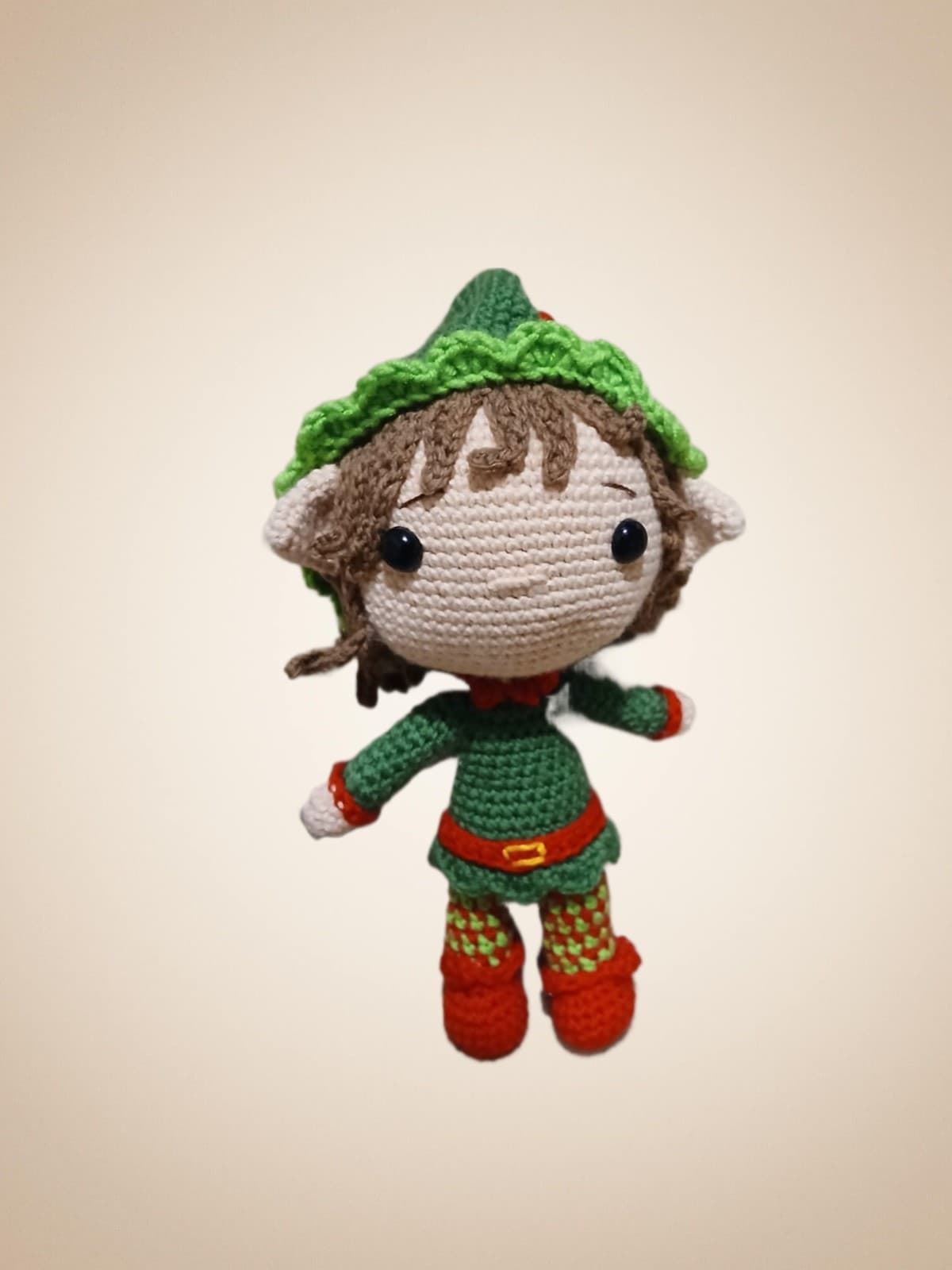 Peluche duende navideño-navidad hecho a mano a ganchillo (amigurumi). - Imagen 1